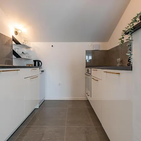 2 Bedroom Gorgeous In Jasenice 아파트 *