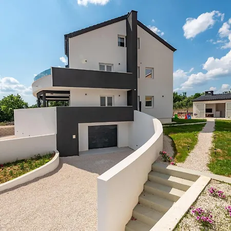 2 Bedroom Gorgeous In Jasenice 아파트 *