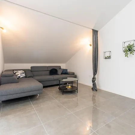 2 Bedroom Gorgeous In Jasenice 아파트