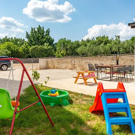 2 Bedroom Gorgeous In Jasenice Apartment *