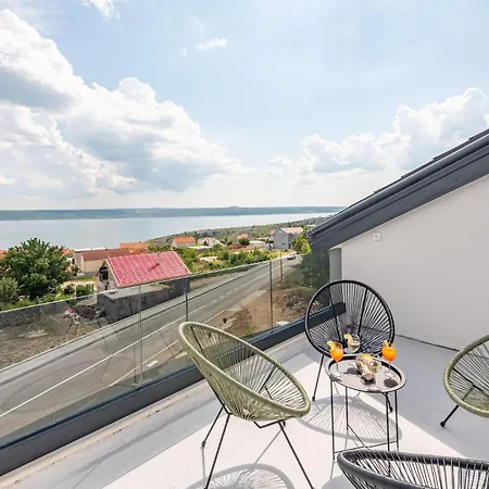2 Bedroom Gorgeous In Jasenice Apartment *