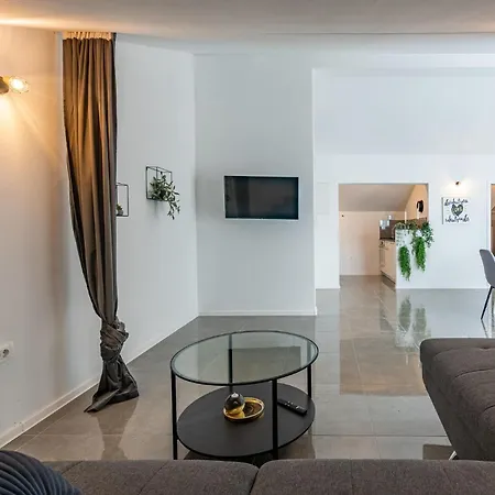 2 Bedroom Gorgeous In Jasenice Apartmán